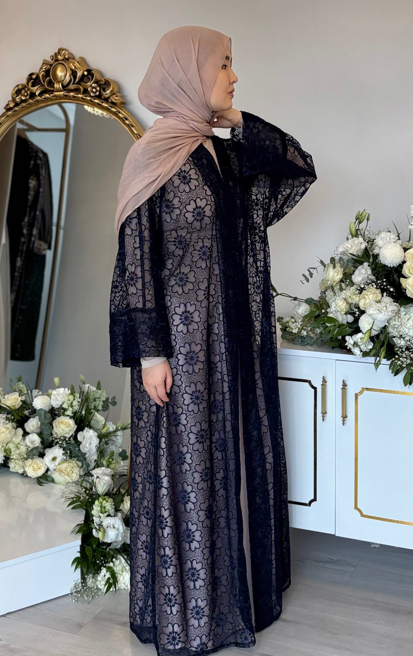 Efza model Abaya