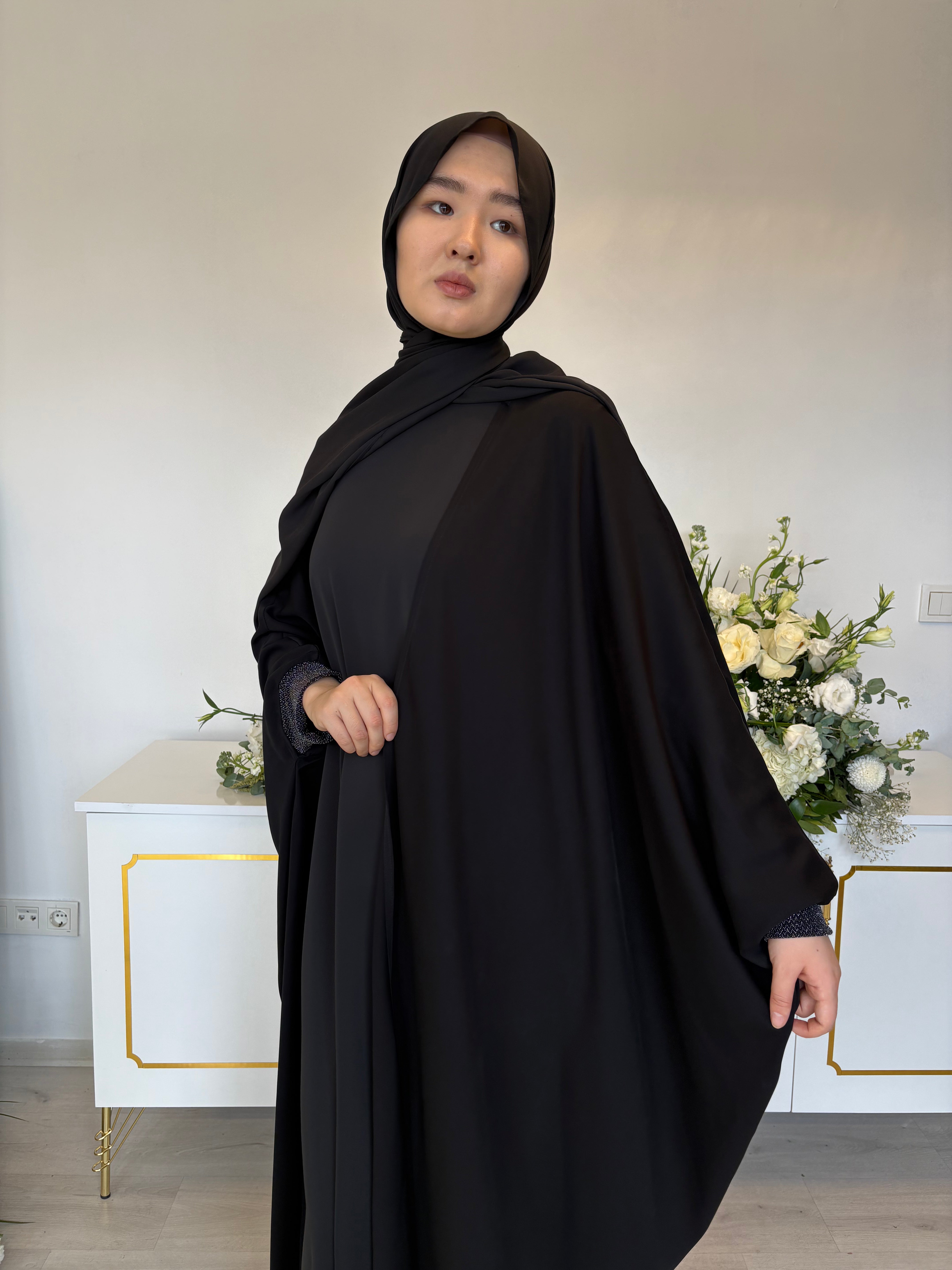 Laura model Abaya