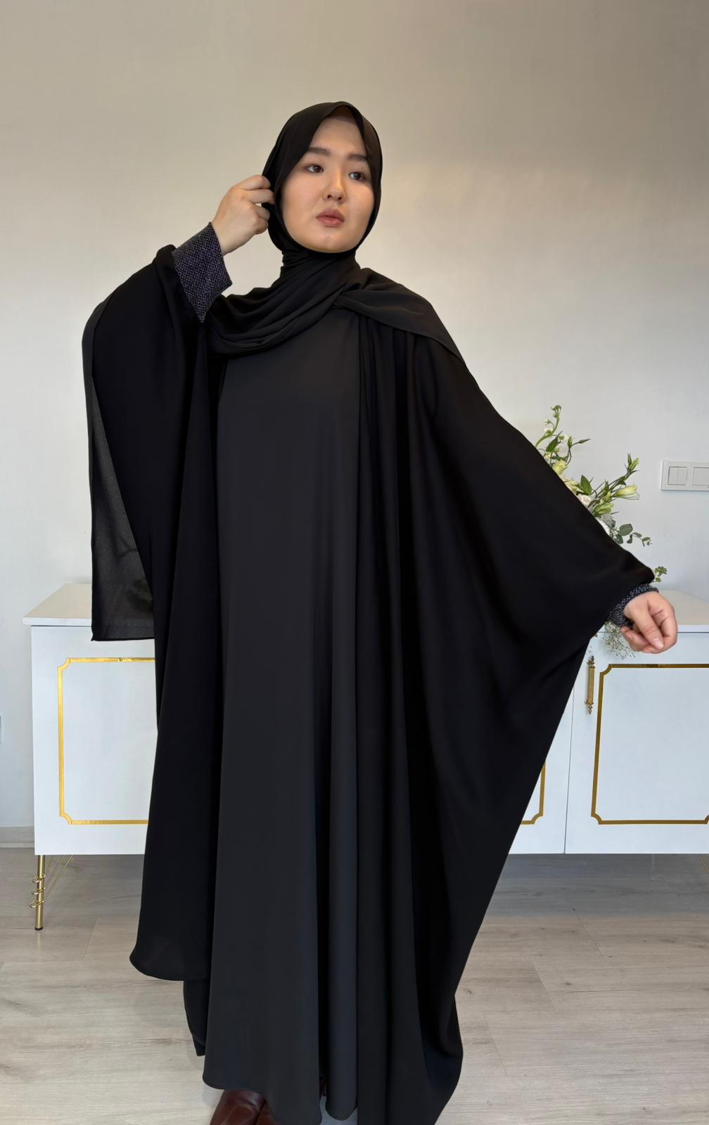 Laura model Abaya
